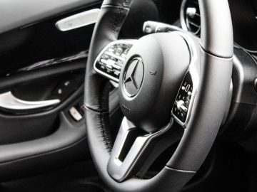Binnenaanzicht van een Mercedes-Benz GLC, gericht op het stuur en het dashboard.