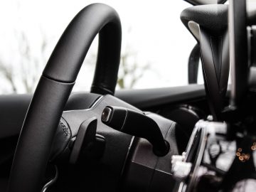 Close-up van het stuur en het dashboard van een Mercedes-Benz GLC vanuit het perspectief van de bestuurdersstoel.