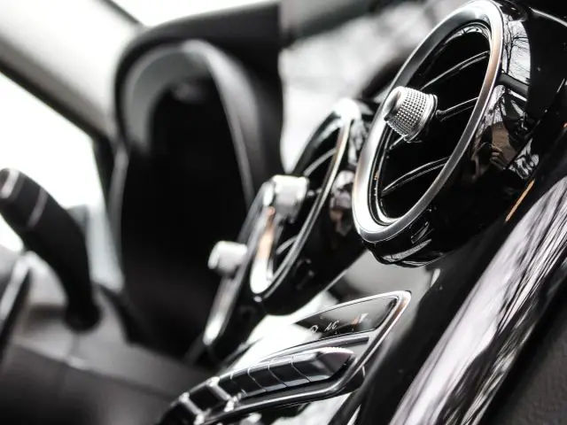 Luxe Mercedes-Benz GLC-interieur met focus op ventilatieopeningen voor airconditioning en hoogwaardige afwerking.
