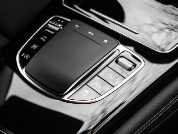 Luxe Mercedes-Benz GLC automiddenconsole met multimediabedieningsknop en knoppen.