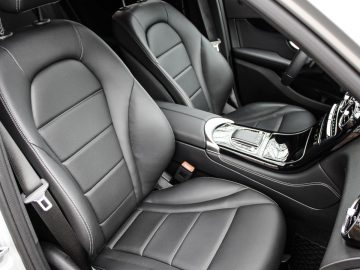 Luxe Mercedes-Benz GLC interieur met lederen stoelen en moderne middenconsole.