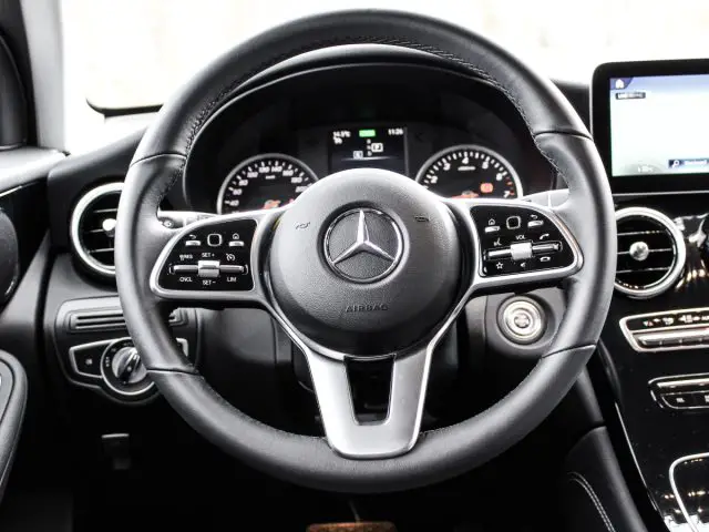 Binnenaanzicht van een Mercedes-Benz GLC-voertuig, gericht op het stuur en het dashboard.
