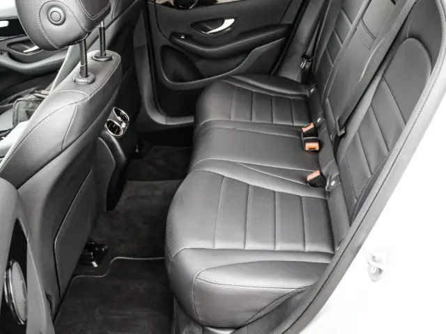 Binnenaanzicht van de achterbank van een Mercedes-Benz GLC met zwart lederen bekleding.
