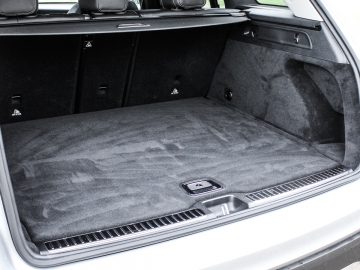 Lege kofferbak van een moderne Mercedes-Benz GLC met tapijtbekleding.
