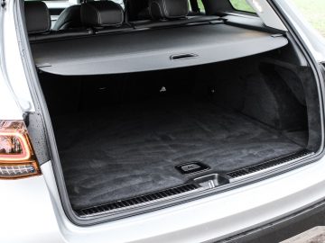 Open kofferbak van een witte Mercedes-Benz GLC met schone en lege laadruimte.