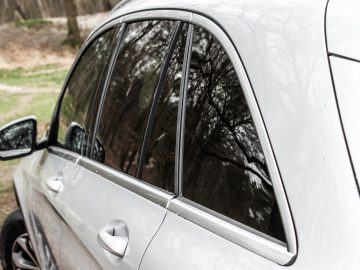 Close-up van de zij- en achterruit van een Mercedes-Benz GLC met de nadruk op het getinte glas.