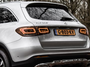 Achteraanzicht van een Mercedes-Benz GLC SUV met opvallende achterlichten en kentekenplaat in Europese stijl.