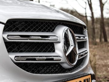 Close-up van een Mercedes-Benz GLC-voertuiggrille en embleem.