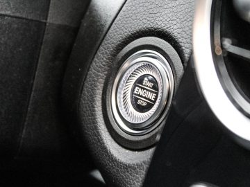 Close-up van de start-stopmotorknop van een Mercedes-Benz GLC op het dashboard.