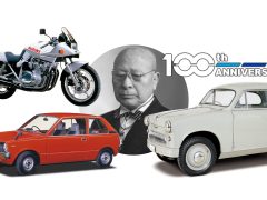 Collage ter ere van de 100ste verjaardag van Suzuki, met de oprichter, een vintage motorfiets en twee klassieke auto's.