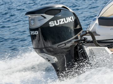 Een Suzuki 350 buitenboordmotor die een boot op het water aandrijft.