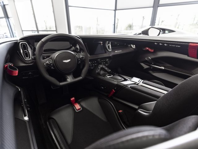 Luxe auto-interieur met sportstuur en geavanceerd dashboard van de Aston Martin V12 Speedster.