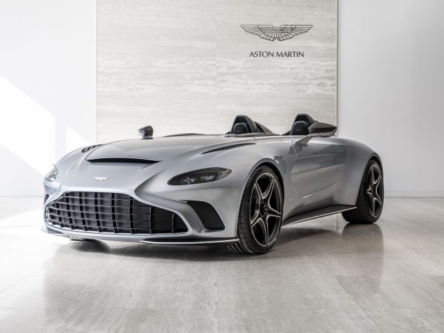 Een Aston Martin V12 Speedster luxe cabriolet tentoongesteld in een showroom.