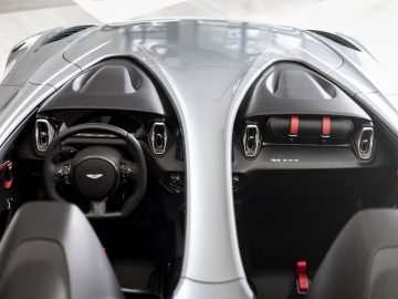 Binnenaanzicht van een Aston Martin V12 Speedster met het stuur en het dashboard.