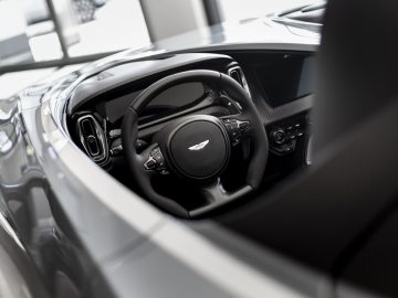Binnenaanzicht van het stuur en het dashboard van een Aston Martin V12 Speedster.
