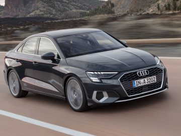 Audi A3 Limousine rijdt op een bergweg.