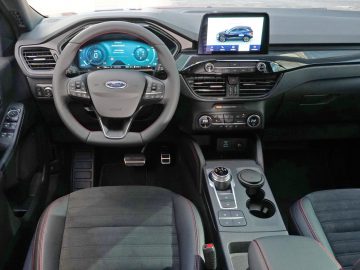 Modern Ford Kuga-interieur met een digitaal dashboard en infotainmentsysteem met de nadruk op comfort en technologie.
