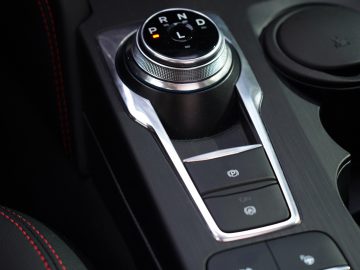 Een Ford Kuga-pookknop voor automatische transmissie met parkeer-, achteruit-, neutraal- en rij-indicatoren.