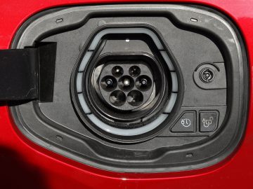 Oplaadstekker voor elektrische voertuigen aangesloten op de oplaadpoort van een Ford Kuga.