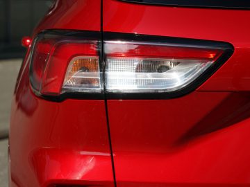 Close-up van het rode achterlichtontwerp van een Ford Kuga.