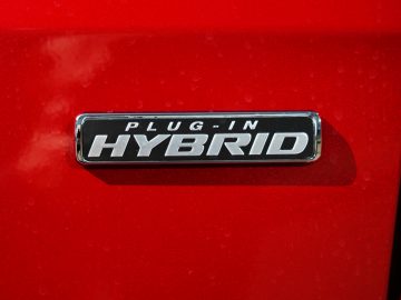 Rode Ford Kuga met 'plug-in hybride'-badge.