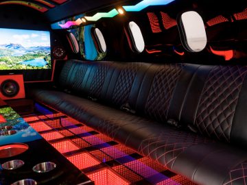 Luxe Limo-jet-interieur met led-vloerverlichting, lederen stoelen en entertainmentsysteem.