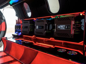 Op maat gemaakt limousine-interieur met een uitgebreid audiosysteem met meerdere versterkers en neonverlichting.