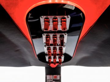 Close-up van de rode staart van een krachtige Limo-jet met geïntegreerde led-remlichten.