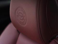 Close-up van een lederen Mazda CX-30 autostoeltje met het Goodyear-logo in reliëf op de hoofdsteun.