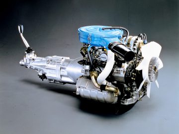 Mazda RX-7 automotor met aangesloten transmissie en koelventilator.