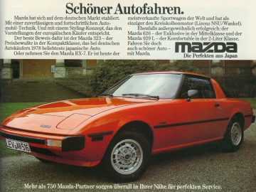 Mazda RX-7 sportwagen tentoongesteld met beschrijvingstekst in het Duits ter promotie van het voertuig.