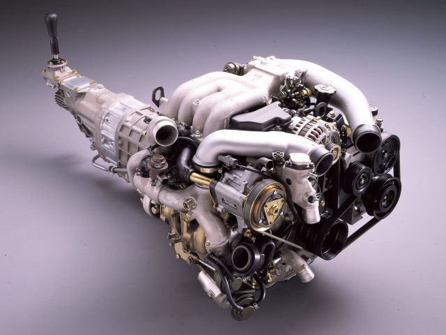 Een Mazda RX-7 v8-motor met aangehechte transmissie.