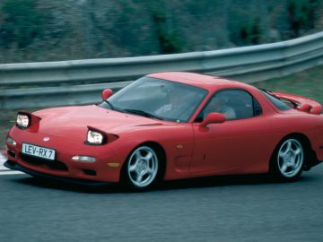 Mazda RX-7 rijdt op een racecircuit.