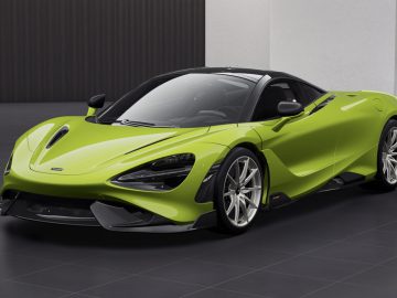 Heldergroene McLaren 765LT sportwagen tentoongesteld in een showroom.