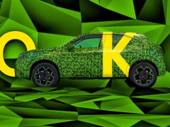 Een Opel Mokka met camouflagefolie geplaatst tegen een gestileerde groene geometrische achtergrond met links ervan grote gele letters 