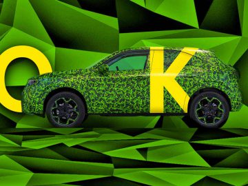Een Opel Mokka met camouflagefolie geplaatst tegen een gestileerde groene geometrische achtergrond met links ervan grote gele letters "ck".