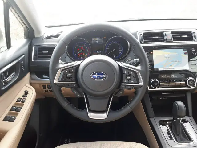 Binnenaanzicht van het dashboard, het stuur en het infotainmentsysteem van een Subaru Outback-voertuig.