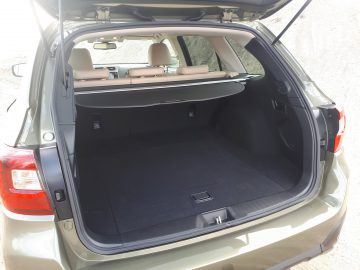 Lege kofferbak van een Subaru Outback met het luik open.