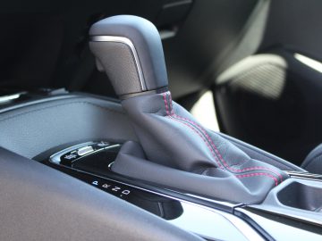 Automatische versnellingspook in een moderne Toyota Corolla-cabine.