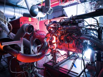 Complexe industriële machines met een ingewikkeld systeem van buizen en draden ontworpen door Toyota GAZOO.