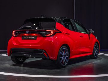 Toyota Yaris tentoongesteld op een autoshow.