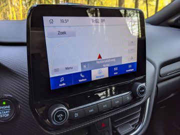 Het infotainmentsysteem van Ford Puma geeft een navigatiekaart weer met een bestemmingsmarkering op het scherm.