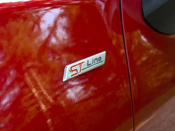 Rode Ford Puma met "st line"-badge op het zijpaneel.