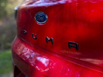 Close-up van het achterembleem van een Ford Puma.