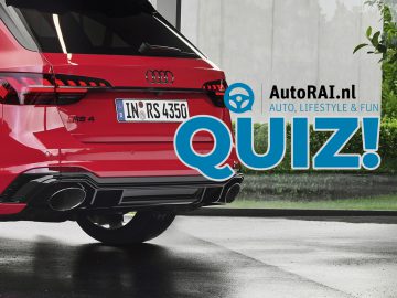 Rode Audi RS 4 geparkeerd met een "QUIZ uitlaten" grafische overlay van autorai.nl.