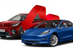 Twee elektrische auto's, een rode Kia Niro EV en een blauwe Tesla Model 3, met een vinkjessymbool zwevend tussen hen in,