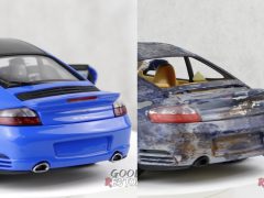 Voor en na de restauratie van een Porsche 911 Turbo speelgoedauto, met een onberispelijke blauwe afwerking aan de linkerkant en een beschadigde staat aan de rechterkant.