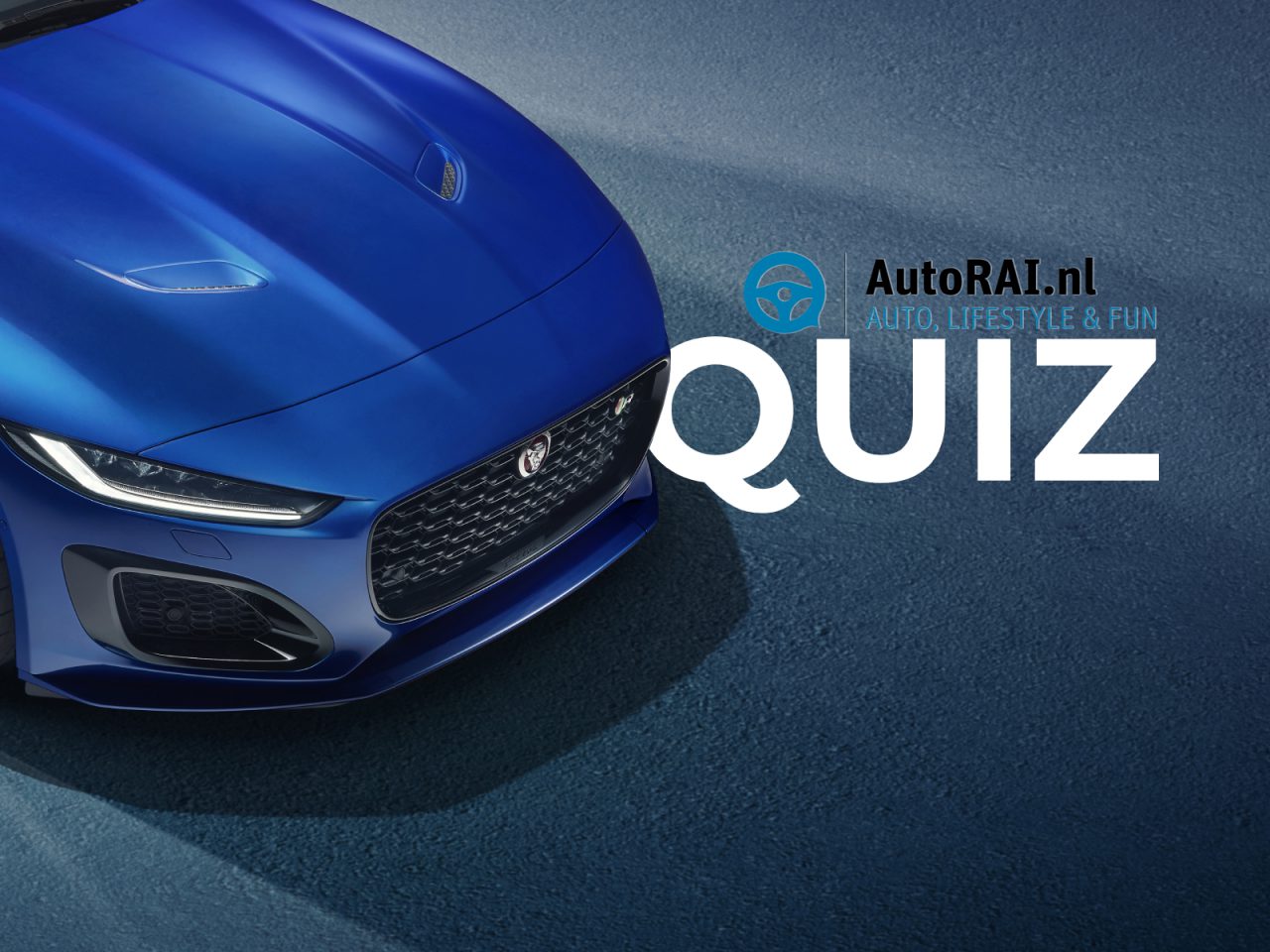 Blauwe sportwagen met een grille met quizthema, te zien in een autoreclame.