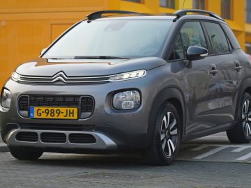 Een donkergrijze Citroën C3 Aircross staat buiten geparkeerd.