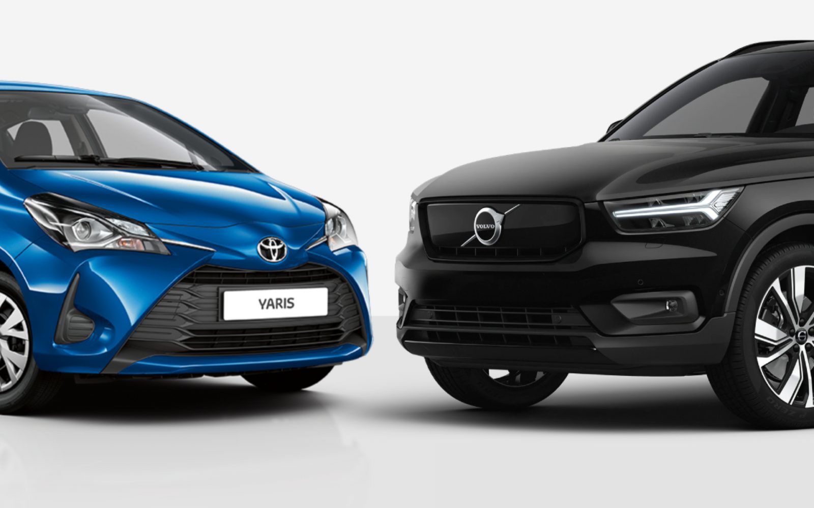 Twee auto's tegenover elkaar, een blauwe Toyota Yaris en een zwarte Volvo SUV, op een witte achtergrond.